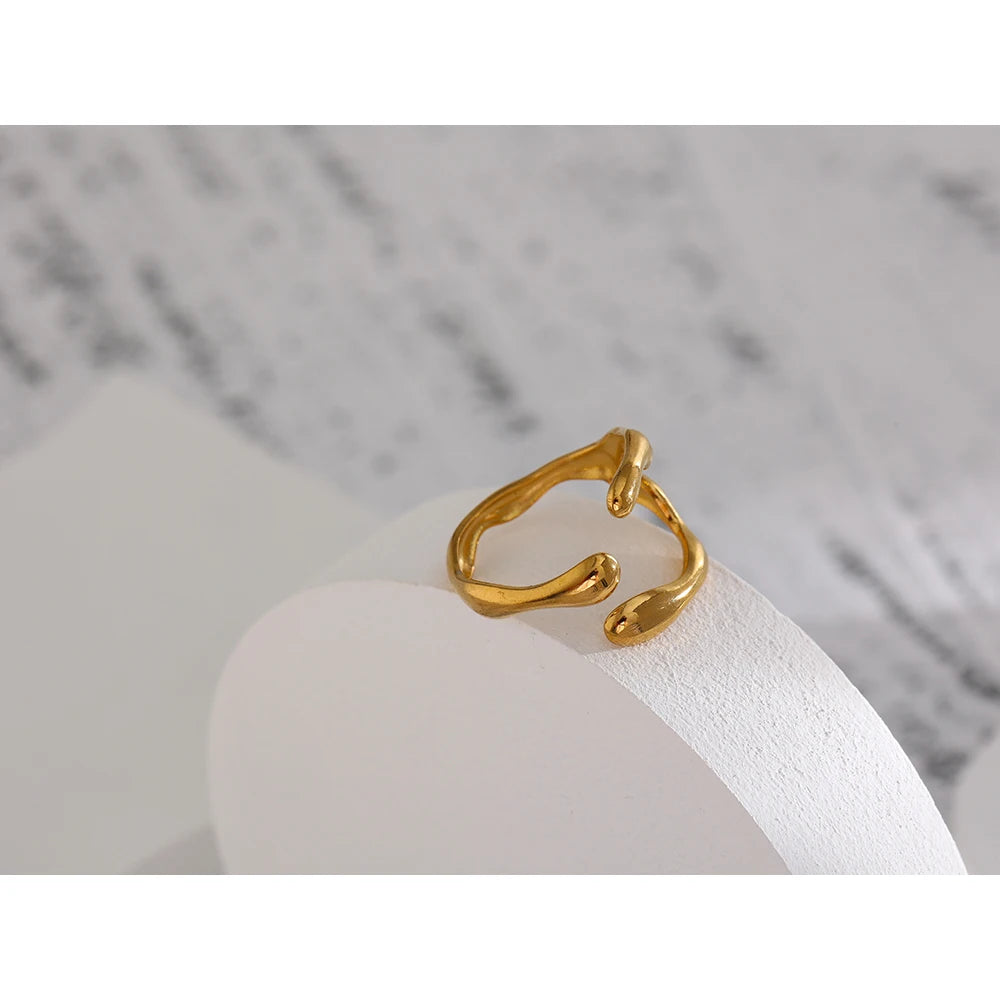 Metallic Bold Sculpture-Like Ring