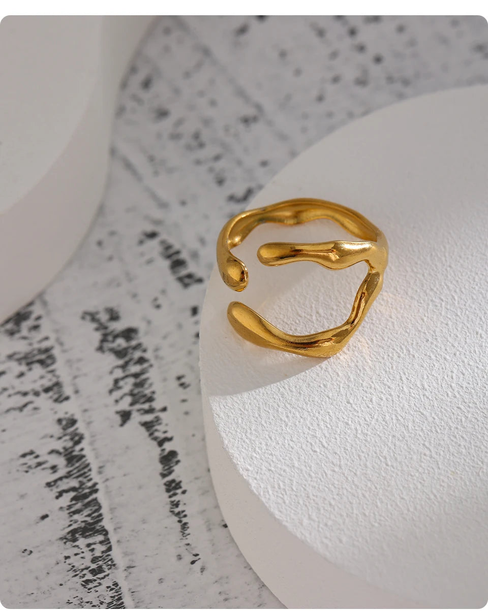 Metallic Bold Sculpture-Like Ring