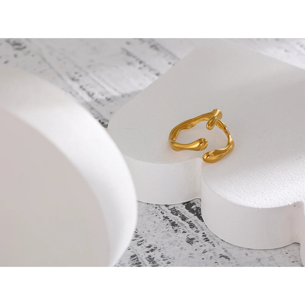 Metallic Bold Sculpture-Like Ring